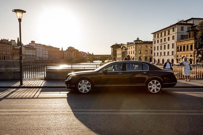 Florence Airport Private Transfer to the City - Vehicle choice in Florence: sedan for smaller groups, minivan for families