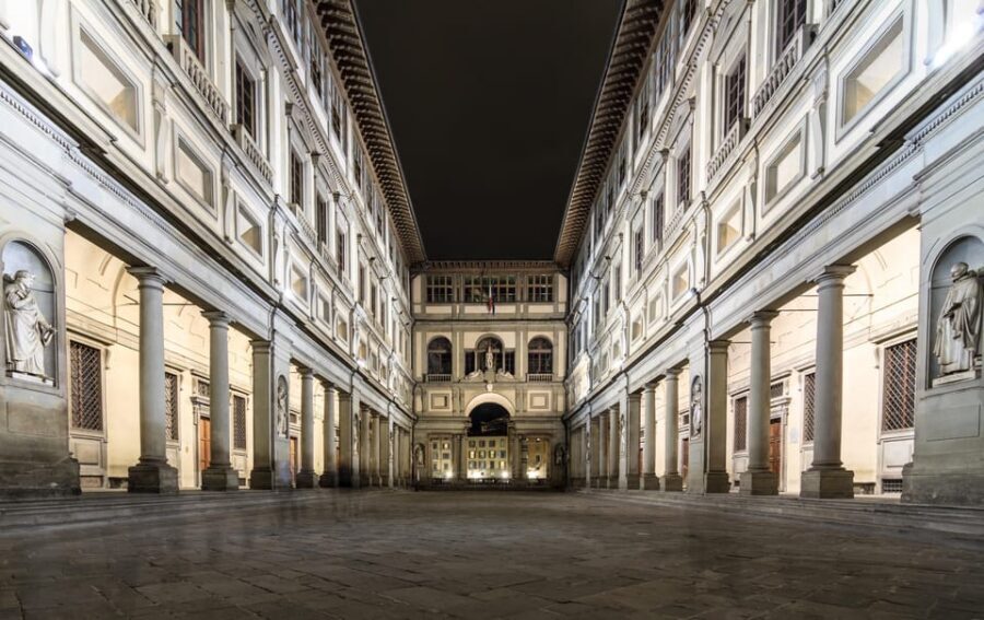 Florence: Dark Secrets & Scandals Evening Walking Tour - Piazza della Signoria and Palazzo Vecchio: under the grandeur