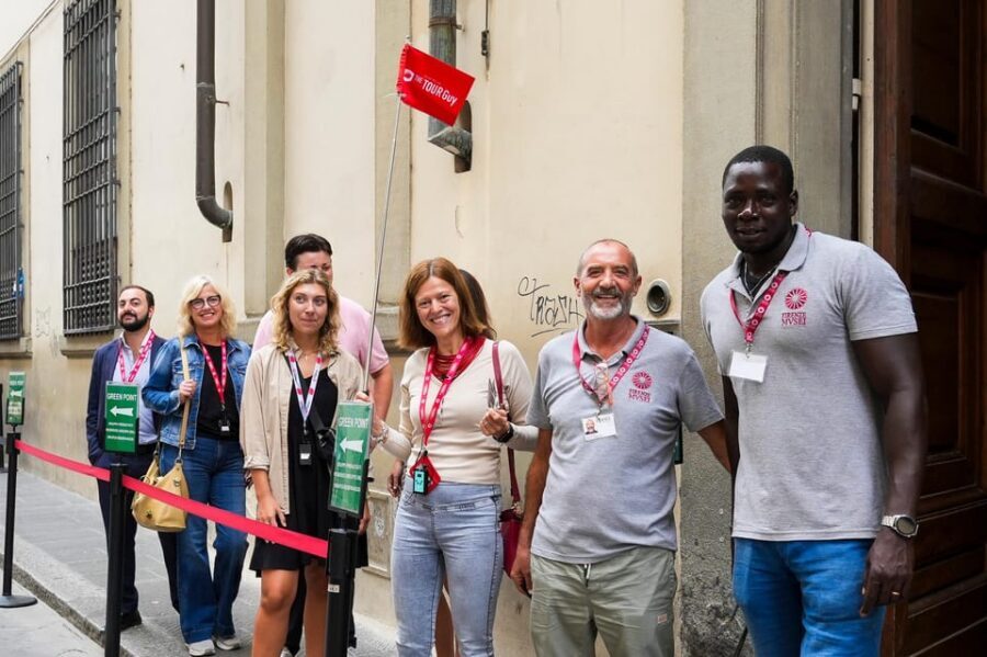 Florence: Duomo Cathedral Guided Tour with Fast-Track Entry - Giotto’s world meets Medici power: how the guide connects it all