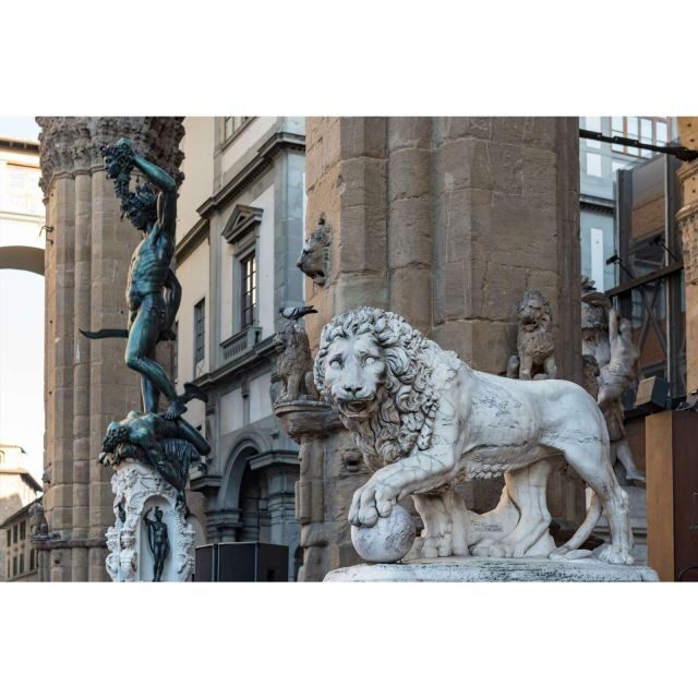 Florence: Medici Family Guided Walking Tour - Ponte Vecchio crossing: connecting Florence neighborhoods across the Arno