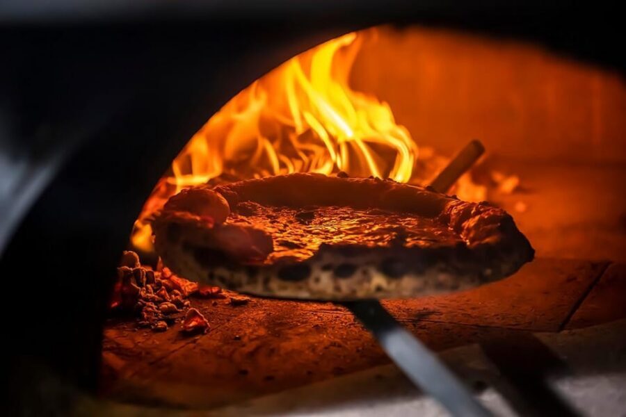 Florence: Pizza and Gelato Experience with Unlimited Wine - The Oven-to-Table Moment: Eating Your Pizza While It’s Still Real