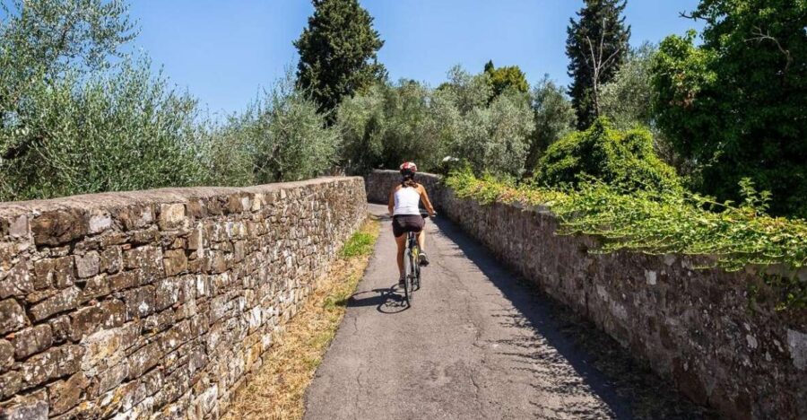 Florence: Tuscany Bike Tour with Wine & Olive Oil - First pedals: meeting in Oltrarno and getting out fast
