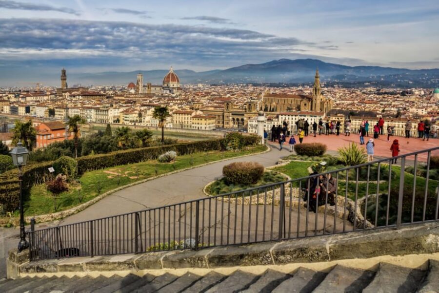 Florence:E-Bike City Tour with stop at Piazzale Michelangelo - The meeting point and the ride start in the historic center