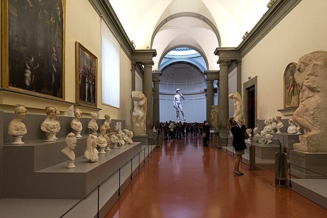 Skip-the-Line Accademia Guided Visit: David Secrets and Beyond - Headsets, pace, and group size: hearing matters in crowded rooms
